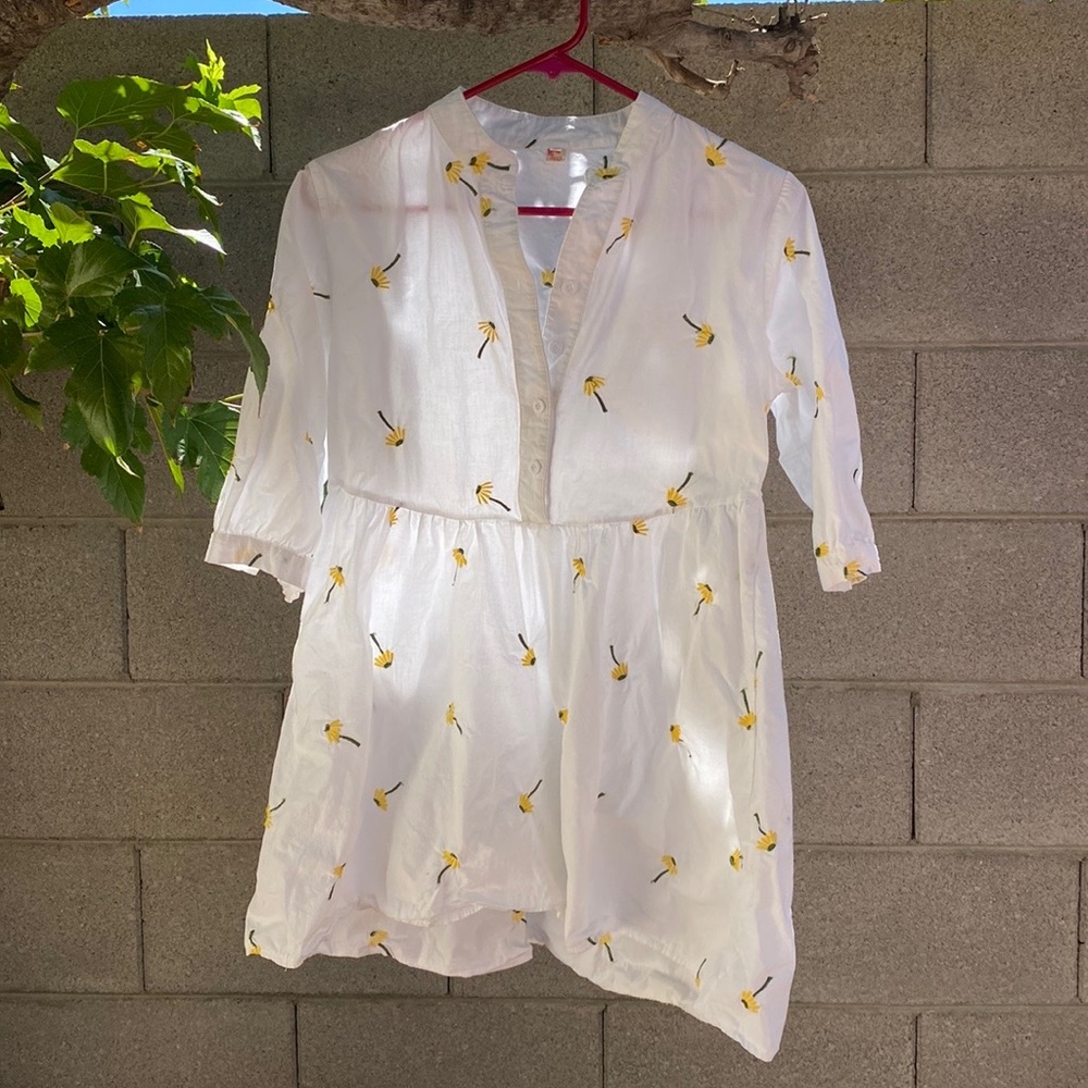 White Top with Embroidered Daisies!